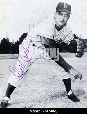 Vintage firmato in bianco e nero foto souvenir di Los Angeles Dodgers player Carl Erskine circa 1958. Foto Stock