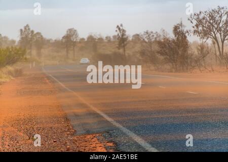 Tempesta di sabbia in Australia outback dopo bushfires nell'area Foto Stock