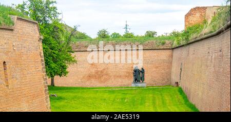 Scultura in bronzo Beze jmena Nameless di Ladislav Chochole Theresienstadt Malá pevnost piccola fortezza nazista campo di concentramento Terezin Repubblica Ceca. Foto Stock