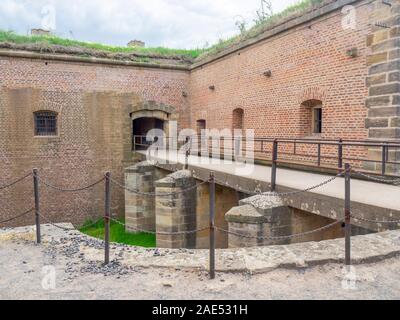 Fossato e passerella a Theresienstadt Malá pevnost piccola fortezza nazista campo di concentramento Terezin Repubblica Ceca. Foto Stock