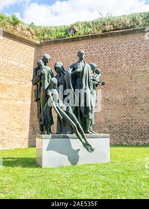 Scultura in bronzo Beze jmena Nameless di Ladislav Chochole Theresienstadt Malá pevnost piccola fortezza nazista campo di concentramento Terezin Repubblica Ceca. Foto Stock