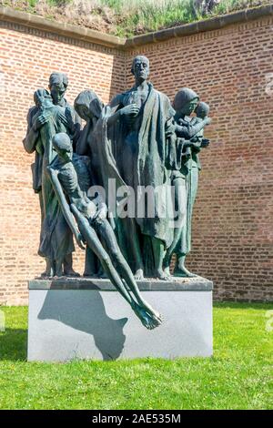 Scultura in bronzo Beze jmena Nameless di Ladislav Chochole Theresienstadt Malá pevnost piccola fortezza nazista campo di concentramento Terezin Repubblica Ceca. Foto Stock