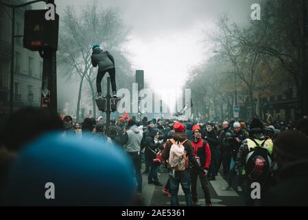 Parigi, Francia. 5 Dic, 2019. Le persone prendono parte a una manifestazione a Parigi, in Francia, il 5 dicembre, 2019. Il Primo ministro francese Edouard Philippe venerdì giustificato un piano per la revisione del regime pensionistico che ha suscitato numerose proteste, ma ha promesso un dialogo sociale. Credito: Zi Yang/Xinhua/Alamy Live News Foto Stock