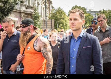 A Belgrado, in Serbia - 18 settembre 2016: Sinisa Mali camminare durante theBelgrade Gay Pride. Sinisa Mali, ex sindaco di Belgrado, è ministro della pinna Foto Stock