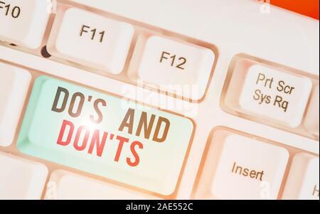La scrittura della nota mostra Do S e Don Ts. Il concetto di business per tecnologicamente la complicazione di prendere una decisione Foto Stock