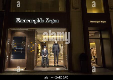 VIENNA, Austria - 6 Novembre 2019: Ermenegildo Zegna logo nella parte anteriore del loro principale boutique per Vienna. Ermenegildo Zegna è un hotel di lusso a designer di moda, Foto Stock