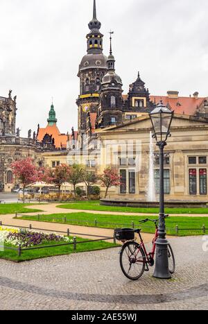 Noleggio incatenato ad un lampione in Theaterplatz Dresda in Sassonia in Germania. Foto Stock