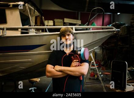 Ritratto di un ingegnere marino tecnico nel suo lavoro di officina Foto Stock