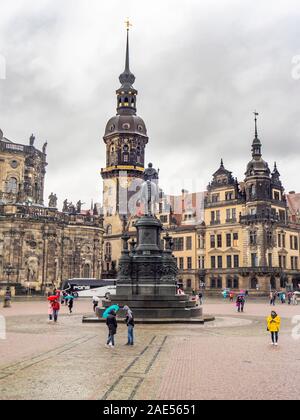 Re Giovanni di Sassonia monumento Cattedrale di Dresda e il castello di Theaterplatz Dresda in Sassonia in Germania. Foto Stock