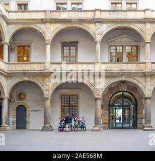 I turisti seduta su una panchina a Dresda il cortile del castello di Dresda in Sassonia in Germania. Foto Stock