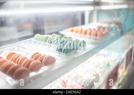 Colorati Macarons francese in un involucro di vetro Foto Stock