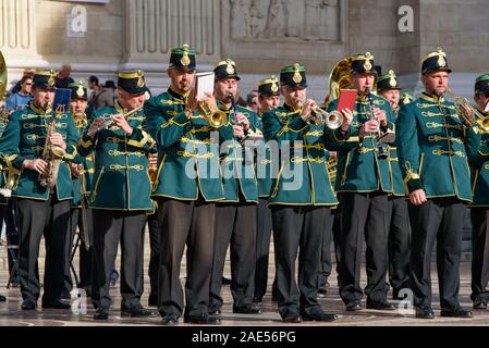 Prestazioni musicali dall'Ungherese banda militare di fronte alla Basilica di Santo Stefano a Budapest, Ungheria Foto Stock