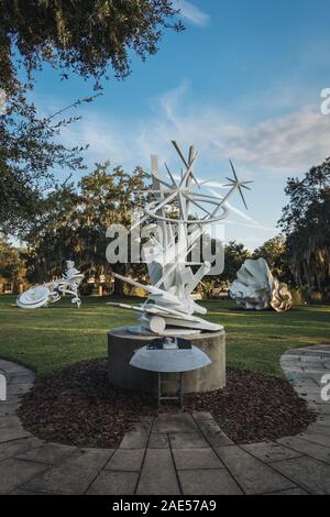 ORLANDO, Florida: Nov 21, 2019: Mennello Museo di Arte Americana arte scultura giardino al tramonto. Foto Stock