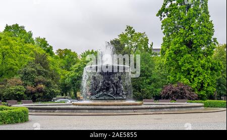 Stille Wasser, ancora acqua scultura in bronzo e una fontana da Robert Diez scultore in Albertplatz Innere Neustadt di Dresda in Sassonia in Germania. Foto Stock