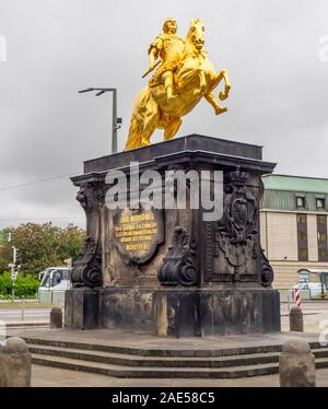 Augusto II il forte monumento una statua equestre Golden Cavalier o Goldener Reiter scultura Innere Neustadt di Dresda in Sassonia in Germania. Foto Stock