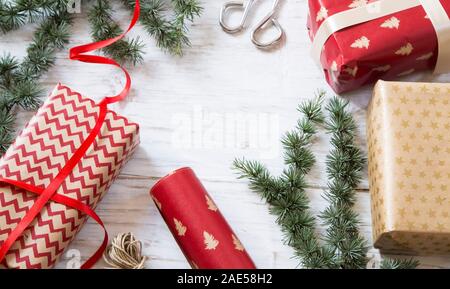 Natale e Anno Nuovo presenta sul bianco sullo sfondo di legno Foto Stock