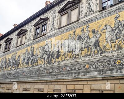 Fürstenzug, Processione dei principi, murale di piastrelle di porcellana Meissen dei sovrani sassoni Augustusstrasse Altstadt Dresden Sassonia Germania. Foto Stock