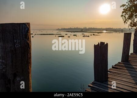 Sunrise vista da antichi di legno di teak U Bein ponte che si estende attraverso il lago Taungthaman ad Amarapura, nei pressi della città di Mandalay in Myanmar (ex Birmania chiamato) Foto Stock