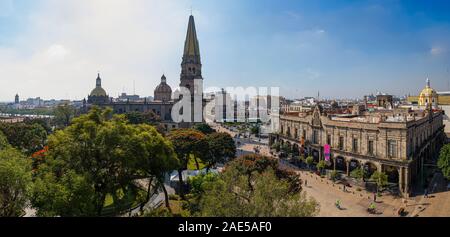 Cattedrale di Guadalajara e il Palazzo Municipale nel centro storico della città, Stato di Jalisco, Messico Foto Stock