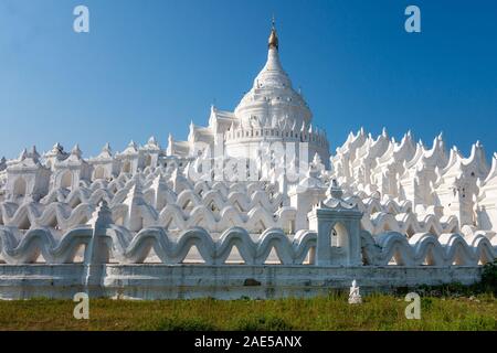 Pagoda Hsinbyume, un dipinto di bianco, circolare tempio buddista in Mingun township vicino a Mandalay in Myanmar (ex Birmania) Foto Stock