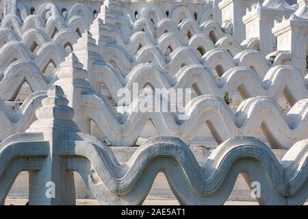 Pagoda Hsinbyume, un dipinto di bianco, circolare tempio buddista in Mingun township vicino a Mandalay in Myanmar (ex Birmania) Foto Stock