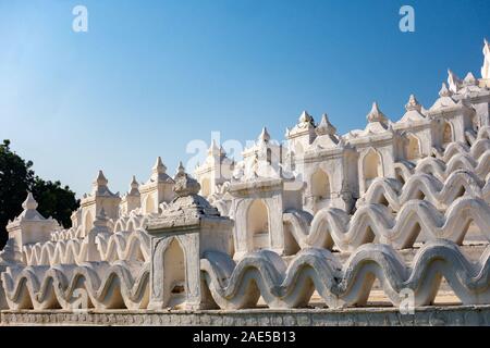 Pagoda Hsinbyume, un dipinto di bianco, circolare tempio buddista in Mingun township vicino a Mandalay in Myanmar (ex Birmania) Foto Stock