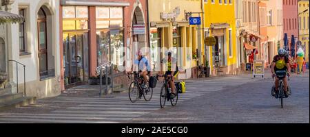 Cicloturisti in bicicletta lungo la pista ciclabile di Elbe attraverso la città di Torgau Sassonia Germania. Foto Stock