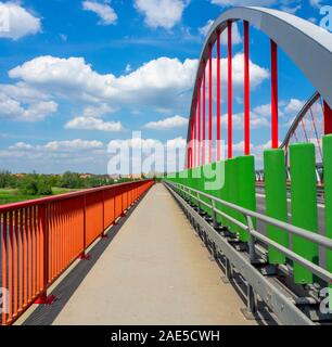 Percorso pedonale e ciclabile Elbe percorso ciclabile sopra il ponte Elba Wittenberg dipinto di rosso e verde Sassonia-Anhalt Germania. Foto Stock