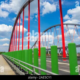 Percorso pedonale e ciclabile Elbe percorso ciclabile sopra il ponte Elba Wittenberg dipinto di rosso e verde Sassonia-Anhalt Germania. Foto Stock