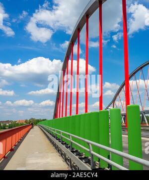 Percorso pedonale e ciclabile Elbe percorso ciclabile sopra il ponte Elba Wittenberg dipinto di rosso e verde Sassonia-Anhalt Germania. Foto Stock