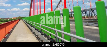 Percorso pedonale e ciclabile Elbe percorso ciclabile sopra il ponte Elba Wittenberg dipinto di rosso e verde Sassonia-Anhalt Germania. Foto Stock