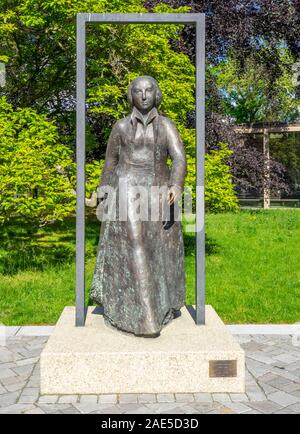 Statua in bronzo di Katharina Von Bora nel cortile della Lutherhaus Luther House Lutherstadt Wittenberg Sassonia-Anhalt Germania. Foto Stock