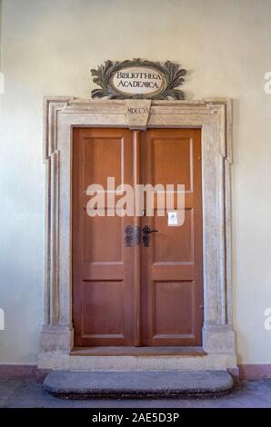 Porta di ingresso in legno alla Biblioteca nell'ala augusteum della Lutherhaus Luther House Lutherstadt Wittenberg Sassonia-Anhalt Germania. Foto Stock