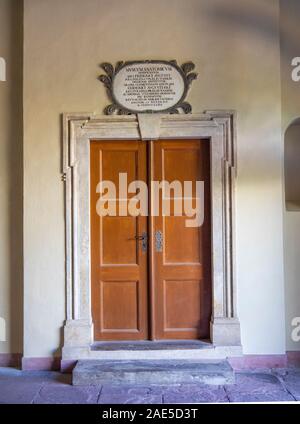 Ingresso porta in legno al Museo nell'ala augusteum della Lutherhaus Luther House Lutherstadt Wittenberg Sassonia-Anhalt Germania. Foto Stock