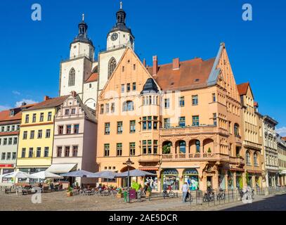 Edifici rinascimentali e ristoranti all'aperto intorno a Marktplatz e Stadtkirche Chiesa di San Marien Lutherstadt WittenbergSassonia-Anhalt Germania. Foto Stock