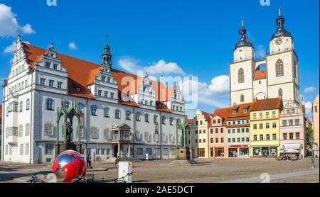 Rathaus Renaissance edifici all'aperto ristoranti intorno a Marktplatz e Stadtkirche Saint Marien Chiesa Lutherstadt WittenbergSassonia-Anhalt Germania. Foto Stock