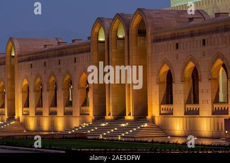 Ingresso illuminato del Sultano Qaboos moschea, Muscat Oman. Foto Stock