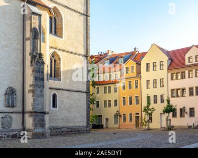 Kirchplatz case e appartamenti che circondano la chiesa di Saint Marien Stadtkirche Lutherstadt Wittenberg Sassonia-Anhalt Germania Foto Stock