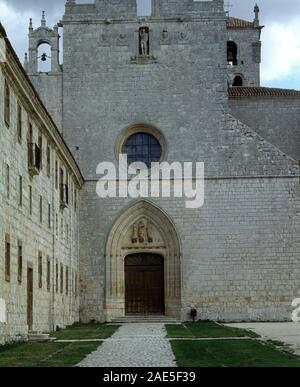 La Iglesia - FACHADA. Posizione: Monasterio de San Pedro de CARDEÑA. A CASTRILLO DEL VAL. A Burgos. Spagna. Foto Stock