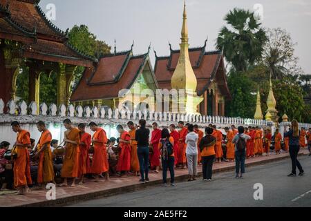 Processione dei monaci a Luang Prabang, Laos, Asia. Foto Stock