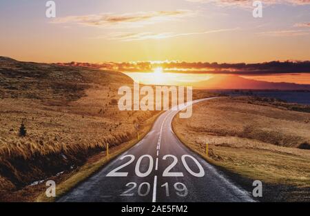 2020 e 2019 sulla strada vuota al tramonto. Anno nuovo concetti Foto Stock