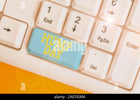 Conceptual la scrittura a mano che mostra Hump giorno. Concetto significato salendo un proverbiale hill per ottenere attraverso una settimana dura Mercoledì Foto Stock