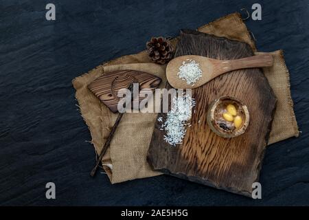 Riso cotto con latte di cocco (Khao lam) o riso glutinoso arrostito in giunture di Bambù su legno, Thai dessert concetto, vista dall'alto. Foto Stock