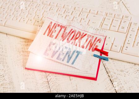 Segno di testo mostra evento di networking. Business photo testo e in via di sviluppo tramite i contatti realizzati in azienda per scopi di carta notebook clothespin promemoria Foto Stock