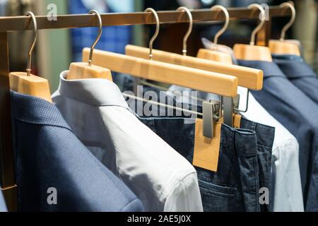 Fila di impiccato blue jeans in un negozio Foto Stock