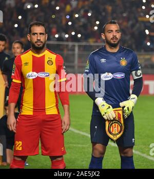 Rades, Tunisia. 06 Dic, 2019. Esperance Sportive Tunisia Player' Sameh derbaly e moez ben cherifia sono visti durante la CAF Champions League 2019 - 20 partita di calcio tra Esperance sportive tunisia e Jeunesse sportive della Kabylie in Rades.(punteggio finale; Esperance sportive 1: 0 Sportive Kabylie) Credito: SOPA Immagini limitata/Alamy Live News Foto Stock