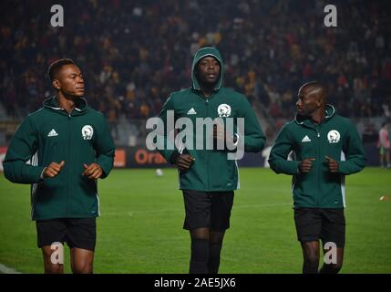 Rades, Tunisia. 06 Dic, 2019. Maguette Ndiaye, El haj malick samba e nouha bangoura sono visto prima la CAF Champions League 2019 - 20 partita di calcio tra Esperance sportive tunisia e Jeunesse sportive della Kabylie in Rades.(punteggio finale; Esperance sportive 1: 0 Sportive Kabylie) Credito: SOPA Immagini limitata/Alamy Live News Foto Stock