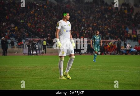 Rades, Tunisia. 06 Dic, 2019. Come.Kabylie portiere, Abdelkader Salhi visto in azione durante la CAF Champions League 2019 - 20 partita di calcio tra Esperance sportive tunisia e Jeunesse sportive della Kabylie in Rades.(punteggio finale; Esperance sportive 1: 0 Sportive Kabylie) Credito: SOPA Immagini limitata/Alamy Live News Foto Stock