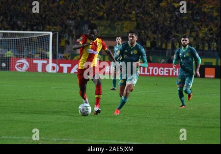 Rades, Tunisia. 06 Dic, 2019. Come.Kabyli Reda ben sayeh e esperance di Kwame bonsu sono visto in azione durante la CAF Champions League 2019 - 20 partita di calcio tra Esperance sportive tunisia e Jeunesse sportive della Kabylie in Rades.(punteggio finale; Esperance sportive 1: 0 Sportive Kabylie) Credito: SOPA Immagini limitata/Alamy Live News Foto Stock