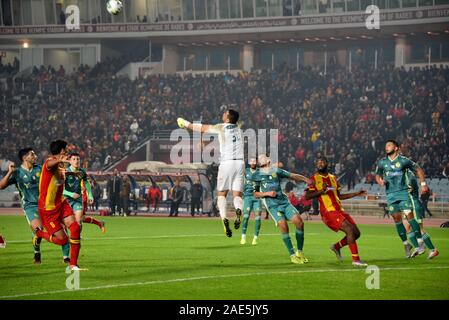 Rades, Tunisia. 06 Dic, 2019. Come.Kabylie portiere, Abdelkader Salhi visto in azione durante la CAF Champions League 2019 - 20 partita di calcio tra Esperance sportive tunisia e Jeunesse sportive della Kabylie in Rades.(punteggio finale; Esperance sportive 1: 0 Sportive Kabylie) Credito: SOPA Immagini limitata/Alamy Live News Foto Stock